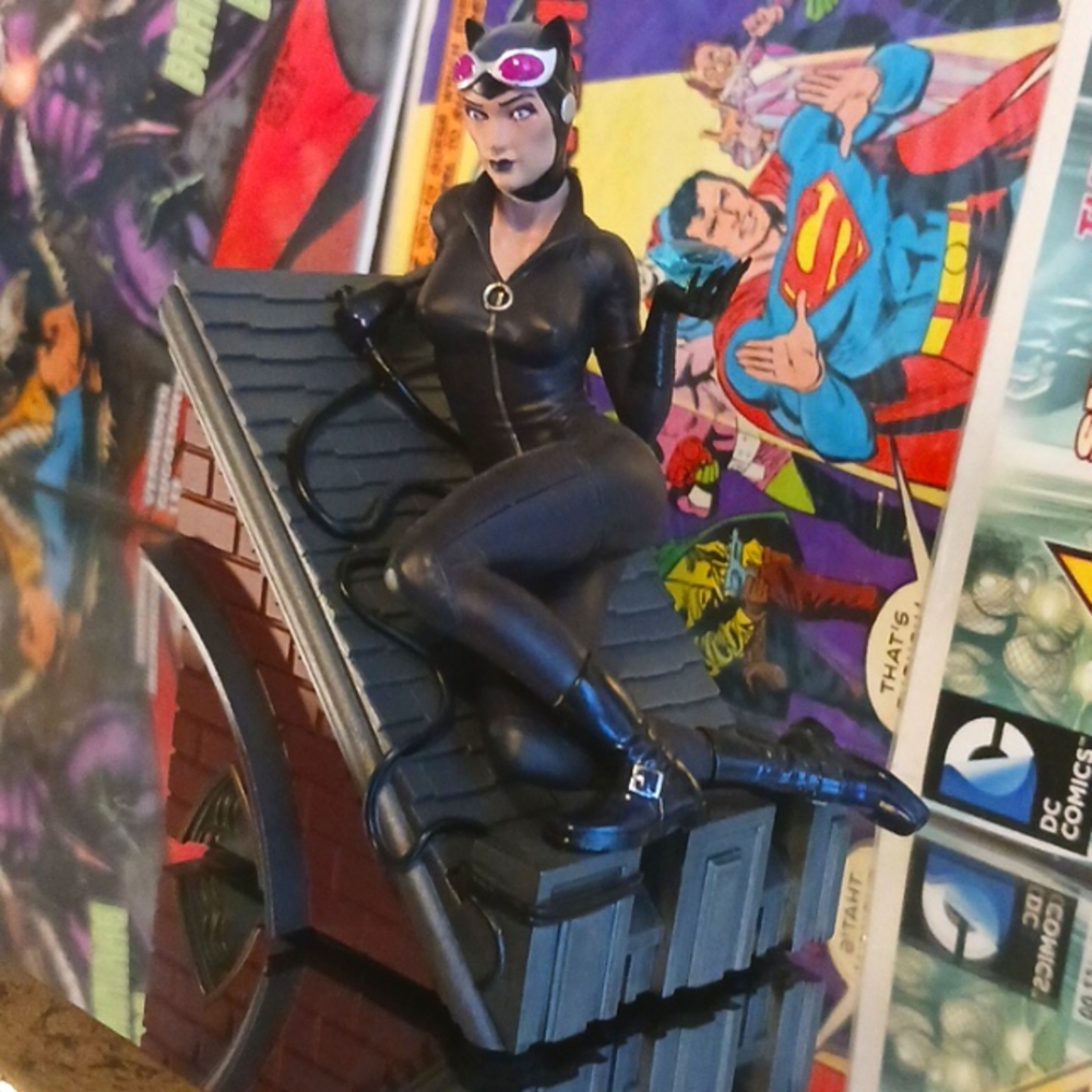 DC Collectibles Catwoman Multi-Part Statue, OneSize, Multicolor.